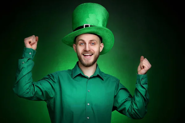 圣帕特里克节 戴绿色帽子的年轻人 — 图库照片