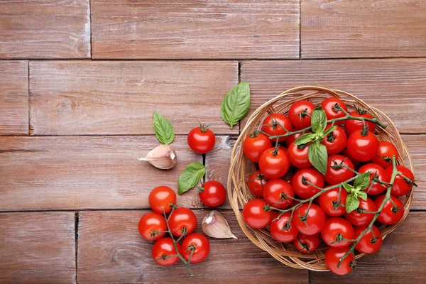 Tomat Ceri Dengan Daun Kemangi Dan Bawang Putih Atas Meja — Stok Foto