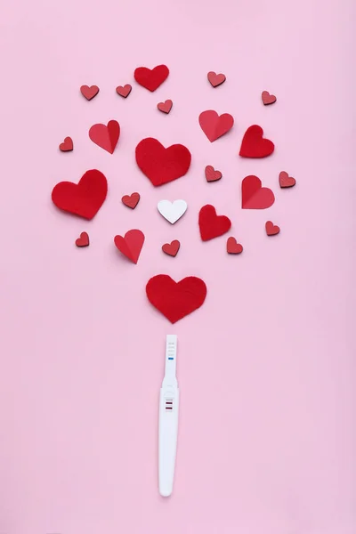 Schwangerschaftstest Mit Papierroten Herzen Auf Rosa Hintergrund — Stockfoto