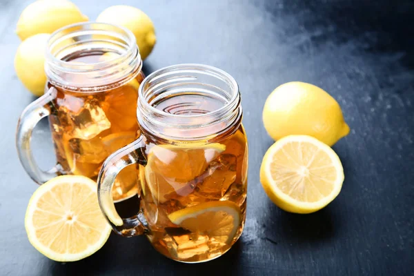 Chá Gelo Jarros Vidro Com Limão Mesa Madeira — Fotografia de Stock