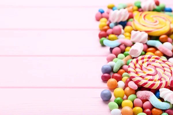 Dulces Caramelos Piruletas Sobre Mesa Madera Rosa — Foto de Stock