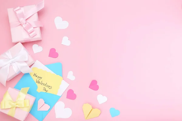 在粉红色背景上写上情人节快乐日 并配有礼品盒和信封 — 图库照片