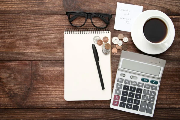 Inscripción Bienes Servicios Impuesto Con Monedas Cuaderno Calculadora Taza Café —  Fotos de Stock