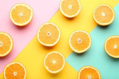 Renkli arka plan üzerinde turuncu meyve