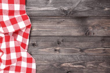 Ahşap masada kırmızı peçete.