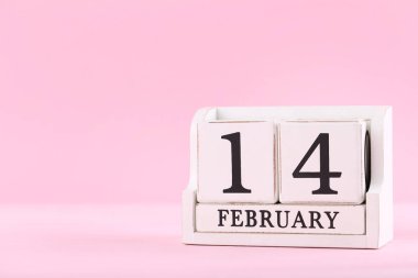 Sevgililer gününde beyaz tahta bloklar