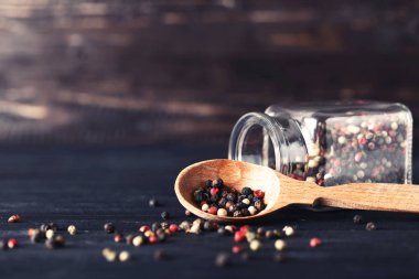 Yemeğimi kaşık ve cam kavanoz siyah ahşap tablo