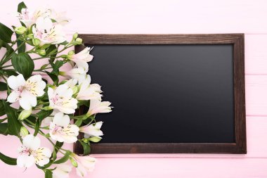 Alstroemeria buket pembe ahşap masa üzerinde boş çerçeve ile