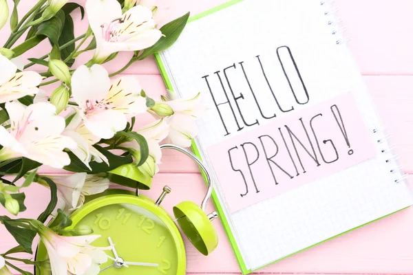 Alstroemeria Bloemen Kladblok Met Tekst Hello Spring Houten Tafel — Stockfoto