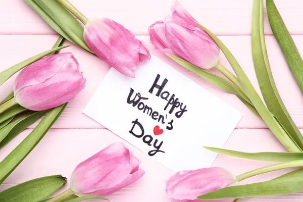 Text Fröhlicher Frauentag Mit Rosa Tulpenblumen Auf Holztisch — Stockfoto