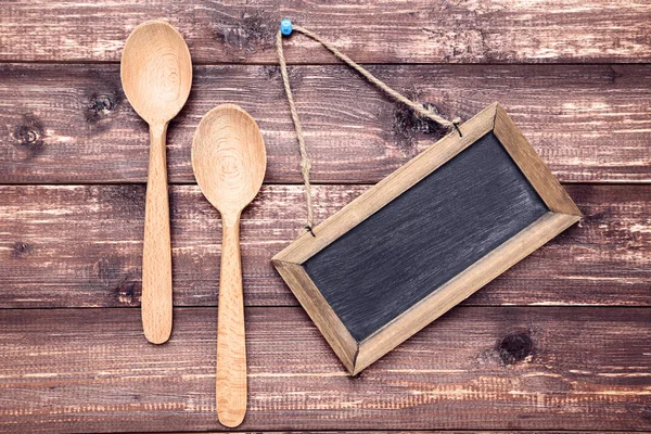 Cucharas Cocina Madera Con Marco Blanco Sobre Mesa Marrón — Foto de Stock