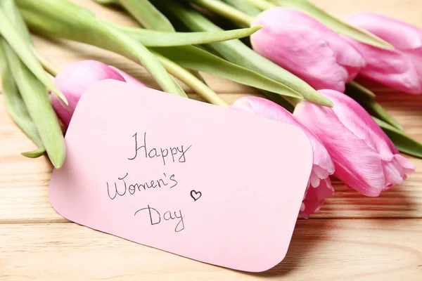 Tekst Szczęśliwego Dnia Kobiet Kwiatów Tulipanów Różowy Brązowy Drewniany Stół — Zdjęcie stockowe