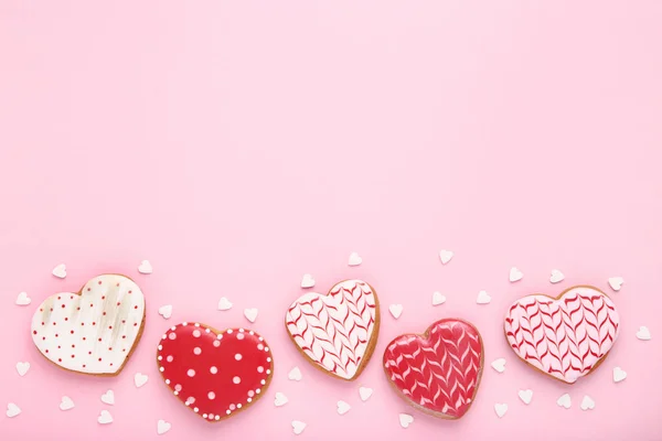 心でバレンタインの日クッキー形のピンクの背景に振りかける — ストック写真