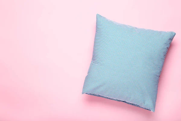 Мягкая Голубая Подушка Розовом Фоне — стоковое фото