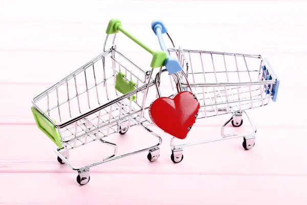 Carrello Shopping Con Lucchetto Forma Cuore Rosso Tavolo Legno Rosa — Foto Stock