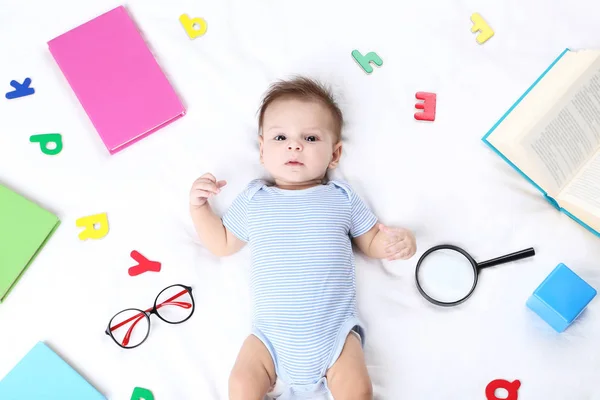 Bayi Lucu Dengan Buku Kacamata Dan Surat Berwarna Berbaring Tempat — Stok Foto