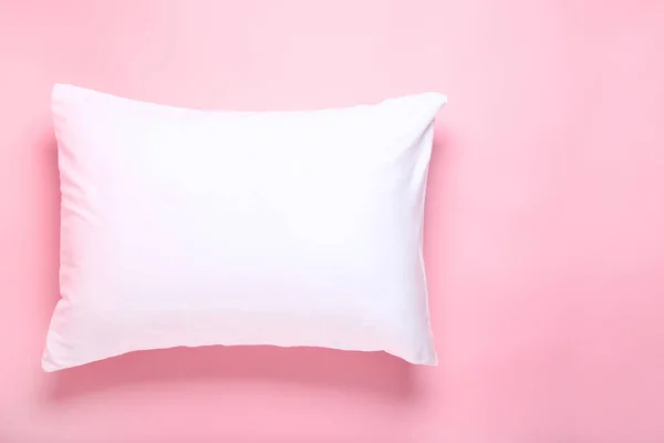 Almohada Blanca Suave Sobre Fondo Rosa — Foto de Stock