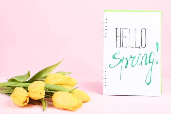 Аромат Желтых Тюльпанов Блокнотом Текстом Hello Spring Розовом Фоне — стоковое фото