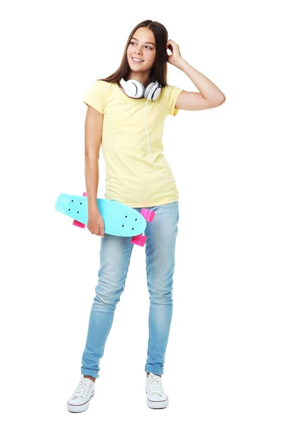 Jong Meisje Met Skateboard Koptelefoon Witte Achtergrond — Stockfoto