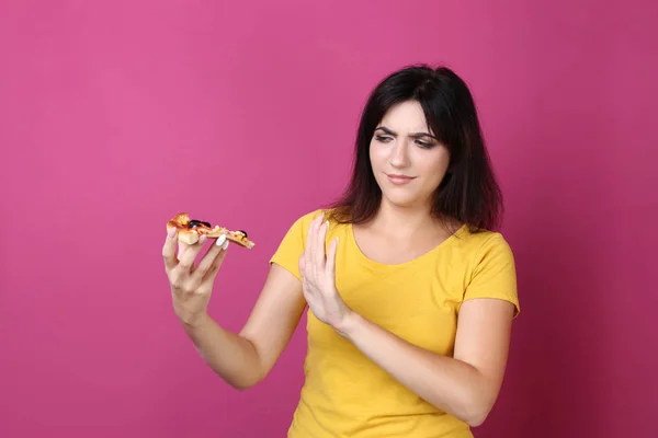 Jovem Com Pizza Fundo Rosa — Fotografia de Stock