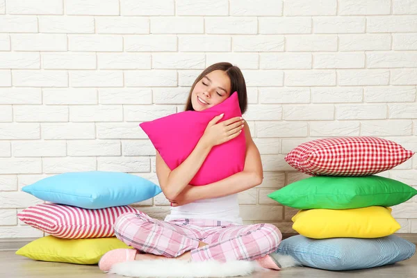 Junges Mädchen Mit Bunten Kissen Auf Dem Boden Sitzend — Stockfoto