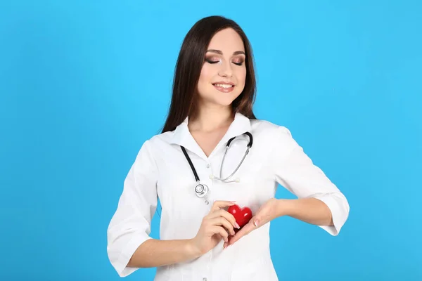 Jeune Médecin Avec Stéthoscope Coeur Rouge Sur Fond Bleu — Photo