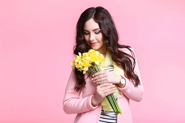 Hermosa Mujer Ropa Moda Con Flores Narcisas Sobre Fondo Rosa — Foto de Stock