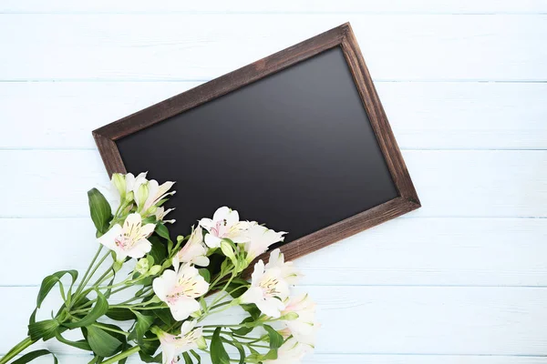 Boeket Van Alstroemeria Bloemen Met Lege Frame Houten Tafel — Stockfoto