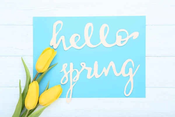 Ramillete Tulipanes Amarillos Con Texto Hello Spring Sobre Mesa Madera — Foto de Stock
