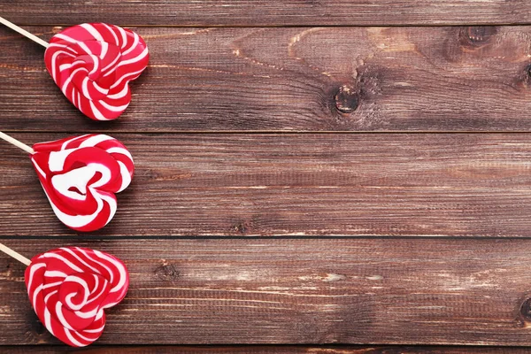 Piruletas Forma Corazón Sobre Mesa Madera Marrón —  Fotos de Stock