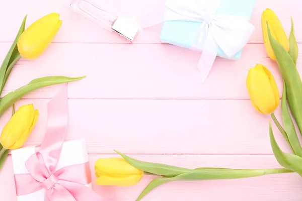 Ramo Tulipanes Amarillos Con Cajas Regalo Frasco Perfume Sobre Mesa —  Fotos de Stock