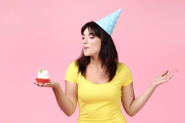 Junge Frau Mit Geburtstagskuchen Auf Rosa Hintergrund — Stockfoto
