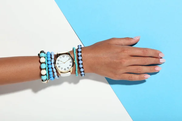 Mano Femminile Con Bracciali Sfondo Colorato — Foto Stock