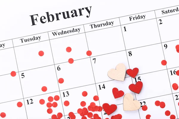 Sevgililer Günü Takvimi Ahşap Kalpleri Kağıt Konfeti Ile — Stok fotoğraf
