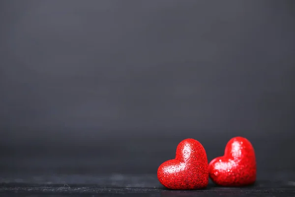 Corazones Purpurina Roja Sobre Mesa Madera Negra —  Fotos de Stock