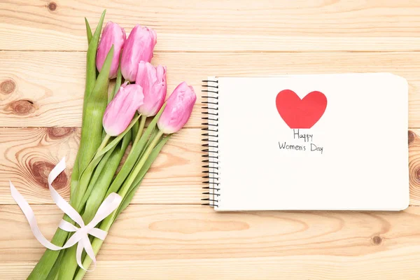 Text Fröhlicher Frauentag Mit Rosa Tulpenblüten Auf Braunem Holztisch — Stockfoto