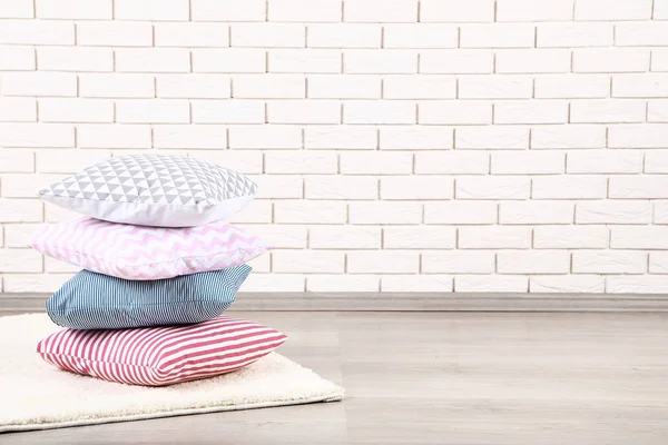 Travesseiros Coloridos Macios Fundo Parede Tijolo — Fotografia de Stock