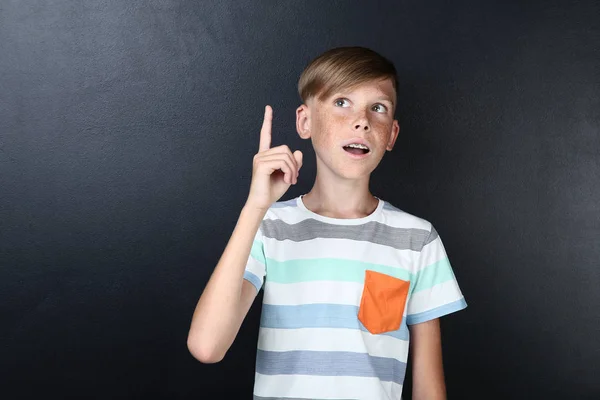 Vacker Ung Pojke Blackboard Bakgrund — Stockfoto