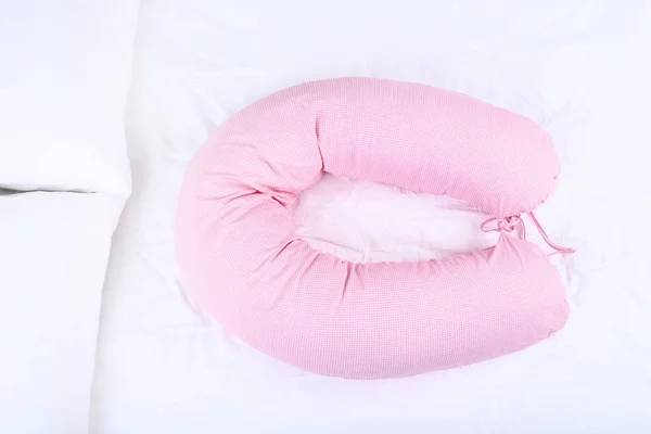 Almohada Cuerpo Rosa Sobre Cama Blanca — Foto de Stock