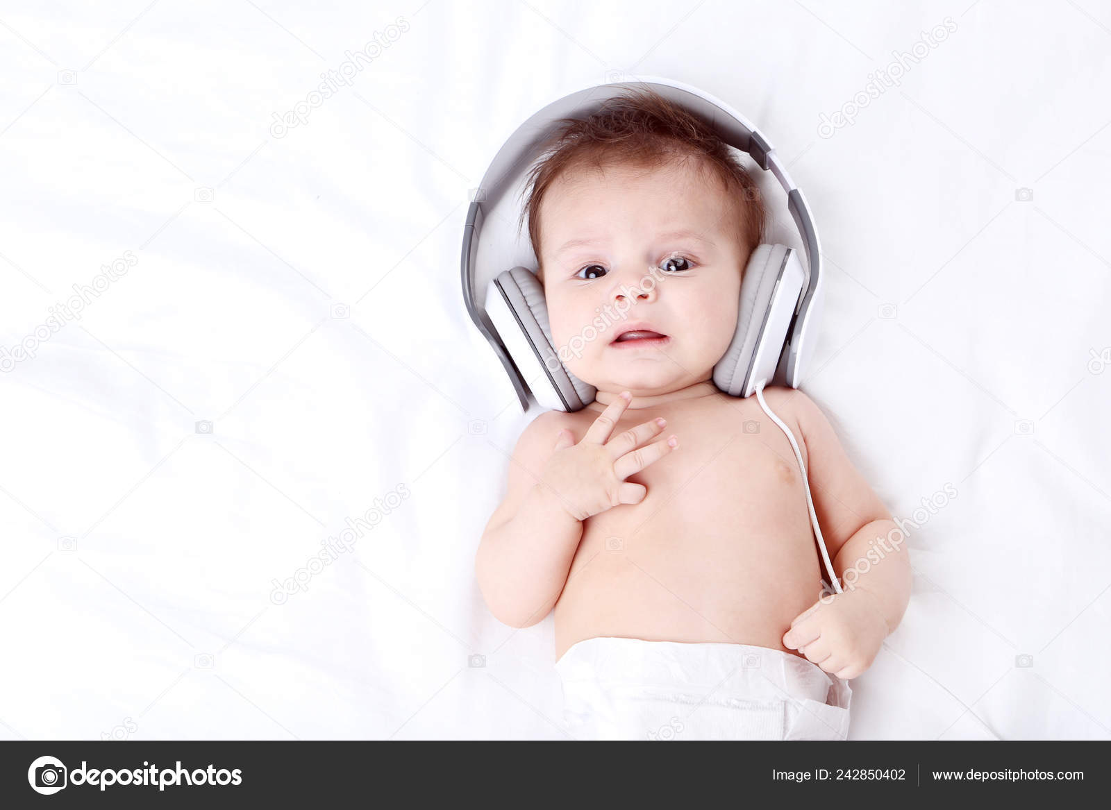 Bebé Niño En Auriculares Foto de stock y más banco de imágenes de