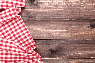 Kırmızı kahverengi ahşap masa peçeteye