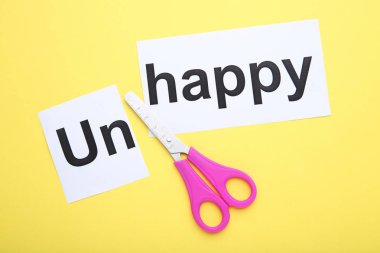 Word mutsuz ile kağıt ve sarı, arka plan için makaslar