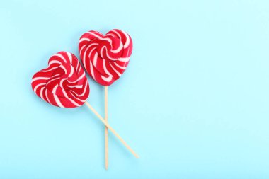 Lolipop mavi arka plan üzerinde kalp şeklinde