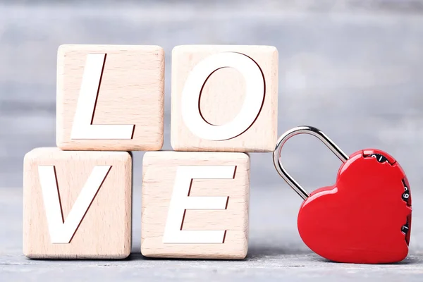 Candado Rojo Forma Corazón Con Bloques Madera Sobre Fondo Gris —  Fotos de Stock