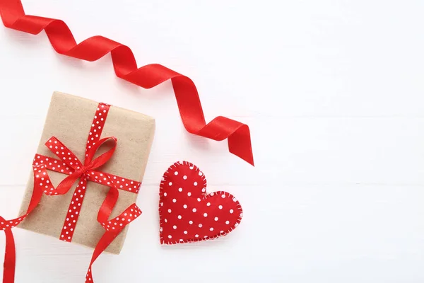 Cuore Tessuto Con Confezione Regalo Nastro Rosso Tavolo Legno Bianco — Foto Stock