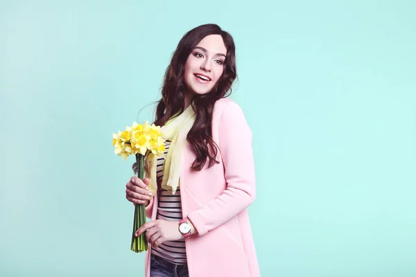 Hermosa Mujer Ropa Moda Con Flores Narcisas Sobre Fondo Menta — Foto de Stock