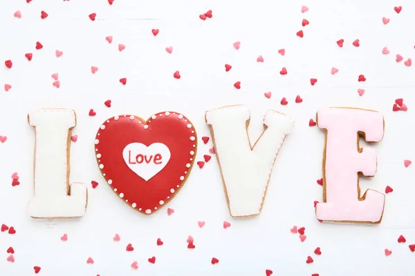 Λέξη Αγάπη Από Σπιτικά Μπισκότα Καρδιά Σχήμα Ψεκάζει Πάνω Λευκό — Φωτογραφία Αρχείου