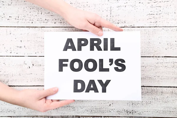 Inscriptie April Fool Day Papier Handen Van Vrouwelijke — Stockfoto