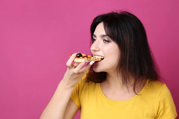 Wanita Muda Makan Pizza Latar Belakang Merah Muda — Stok Foto