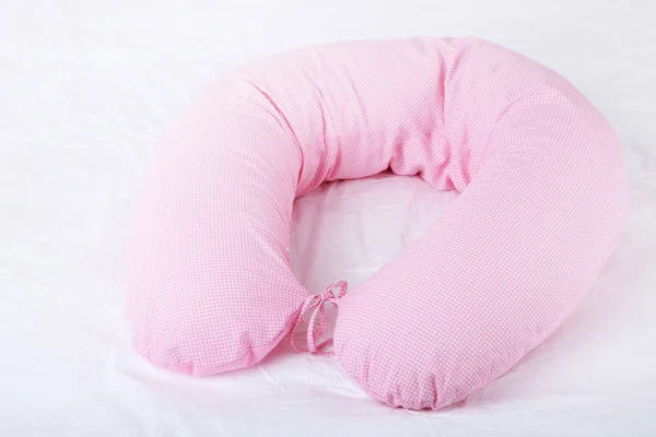 Розовая Подушка Тела Белой Кровати — стоковое фото
